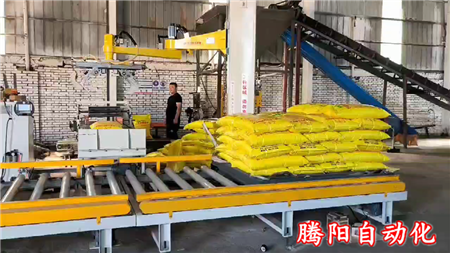 有機肥料立柱碼垛機器人使用現(xiàn)場