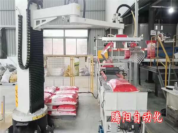 飼料立柱碼垛機(jī)輕松實(shí)現(xiàn)堆垛自動化